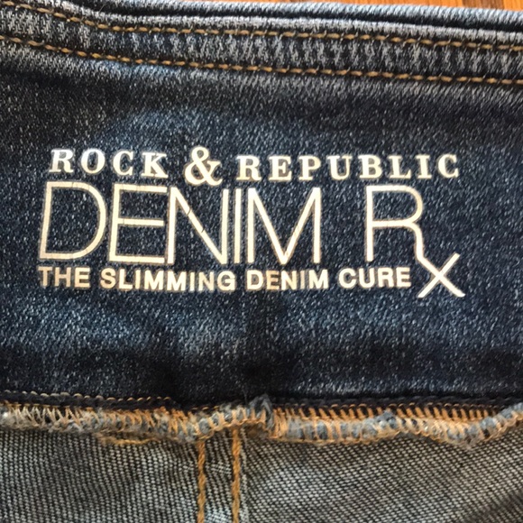 Woman’s size 9 distressed jeans!!! - Picture 2 of 3